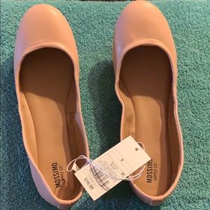 New women’s mossimo beige flats